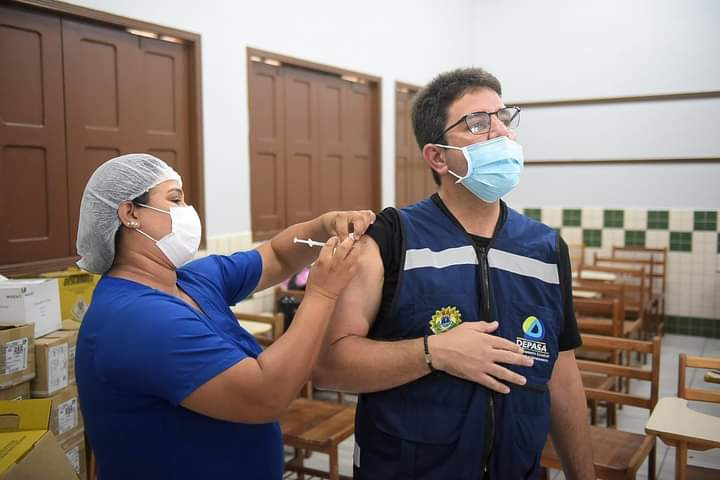 Após tomar segunda dose da vacina, Gladson pede que as pessoas se imunizem e alerta sobre vencimento de lote